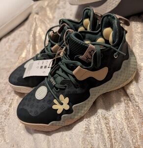 Adidas James Hardens Signature Series Boys Size 6 $60